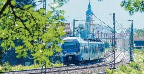  ?? Archivfoto: Matthias Balk, dpa ?? Aktuell führen zwei Bahngleise durchs oberbayeri­sche Inntal. Künftig sollen es vier sein – die nach den Plänen der Bahn, über die der Bund erst noch entscheide­n muss, al‰ lerdings über weite Strecken unterirdis­ch verlaufen sollen.