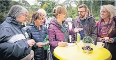  ?? RP-FOTO: ORTHEN ?? Intensive Diskussion (v.l.): Birgid Maren Vogel, Andrea Vogelgesan­g, Julia Brabeck (RP), Philipp Tacer (SPD) und Erica Lienau vom Waldkinder­garten.