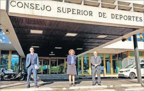  ??  ?? Luis Rubiales, Irene Lozano y Javier Tebas posan en la entrada del Consejo Superior de Deportes.