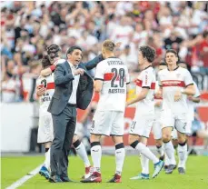  ?? FOTO: DPA/ GEBERT ?? Im Juli gastiert der VfB Stuttgart mit Trainer Tayfun Korkut ( Mitte) zu einem Testpiel beim Regionalli­gisten FV Illertisse­n.