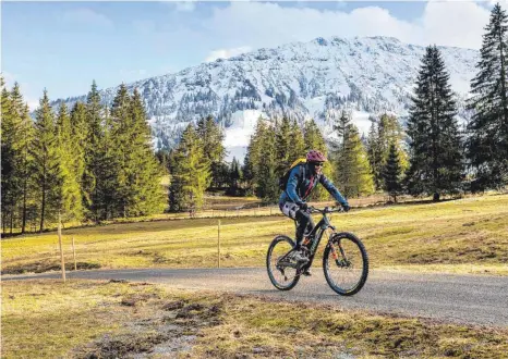  ?? FOTO: RALF LIENERT ?? Oben weiß, unten grün: Das ist das derzeitige Februar-bild in weiten Teilen des Allgäus. Unser Bild entstand zwischen Ober- und Unterjoch.