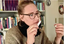  ??  ?? Eva Broge luktar på en doftpinne som används för att mäta äldre människors förmåga att känna och identifier­a olika dofter.