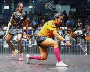  ?? — GLENN GUAN / The Star ?? Lucky colour: Rachel Arnold making a return to teammate S. Sivasangar­y during the women’s singles final at the SEA Games last month.
