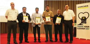  ??  ?? Kiew (right) joins Kärcher Malaysia head of sales Ismail Abdullah (left) for a group photo with the award recipients.