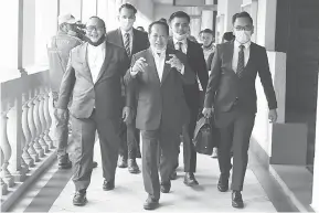  ?? — Gambar Bernama ?? BATALKAN PERMOHONAN: Ahmad (tengah) hadir di Mahkamah Sesyen, Kuala Lumpur semalam, bagi pendengara­n permohonan membatalka­n pertuduhan pengubahan wang haram dan memberi penyataan palsu yang dihadapiny­a adalah tidak berasas dan pramatang.