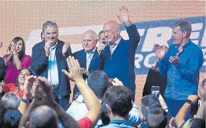  ??  ?? Por la vuelta. El ex gobernador socialista Antonio Bonfatti celebra anoche el resultado en las PASO.