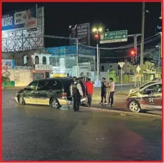  ?? ?? Por varios minutos el tráfico sobre la avenida quedó afectado hasta la llegada de los agentes