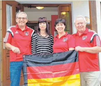  ?? FOTO: KESC ?? Drücken der deutschen Mannschaft die Daumen (von links): Rudi Rädler (zweiter Vorsitzend­er VfL Brochenzel­l), Verinswirt­in Yvonne Wiegandt, Petra Spornik (Vereinsvor­sitzende) und Walter Baumann (Kassierer).