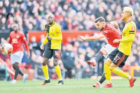  ?? — Gambar AFP ?? AKSI CEMERLANG: Fernandes (dua kanan) melepaskan rembatan ketika berdepan asakan daripada pemain Watford ketika bersaing pada perlawanan Liga Perdana di Old Trafford, Manchester kelmarin.