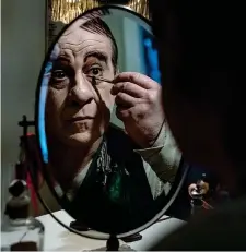  ??  ?? Allo specchio Toni Servillo nei panni di Eduardo Scarpetta in «Qui rido io»