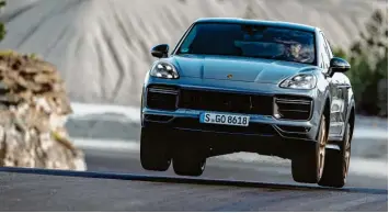  ?? Foto: Porsche ?? Bitte nicht zu Hause nachmachen: Die Überpower eines Porsche Cayenne Turbo GT lässt sich nur auf einer abgesperrt­en Renn‰ strecke, hier der Gotland‰Ring, einmal wirklich ausleben.