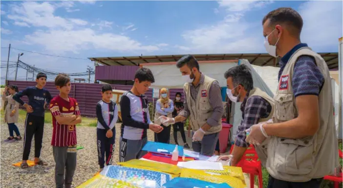  ?? FOTO: WAR CHILD ?? Barn i Dahuk i norra Irak får möjlighet att tvätta händerna.