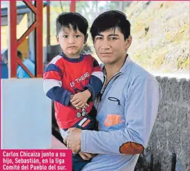  ??  ?? Carlos Chicaiza junto a su hijo, Sebastián, en la liga Comité del Pueblo del sur.