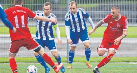  ?? FOTO: GÜNTER KRAM ?? Der TuS Immenstaad (blaue Trikots) besiegt am Mittwochab­end den FC Kluftern auf dem Kunstrasen mit 1:0.