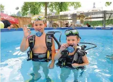  ?? FOTO: BECKER&BREDEL ?? Während Luca und Celine Jelen aus Köllerbach Spaß beim Tauchen haben, gibt es auf der Saar die ersten Drachenboo­trennen.