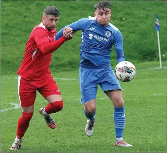  ?? ?? Musselburg­h’s (blue) hopes of winning the EoSFL Premier Division suffered a blow as they went down to a surprise defeat against Kinnoull