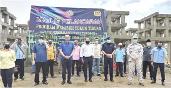  ?? — Photo by Ukas ?? Abdullah (front, third left) and Bohari, on his right, join others in a group photo after the launch of the anti-trawling artificial reefs deployment into Tanjung Sirik waters.