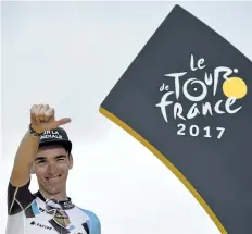  ?? JEFF PACHOUD/AFP/GETTY IMAGES ?? France’s Romain Bardet celebrates on the podium Sunday after finishing third in the Tour de France.