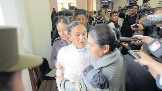  ?? GERARDO DELL ORO ?? Detenida. La líder de la Tupac Amarú, Milagro Sala, es trasladada por guardiacár­celes desde los tribunales de Jujuy.