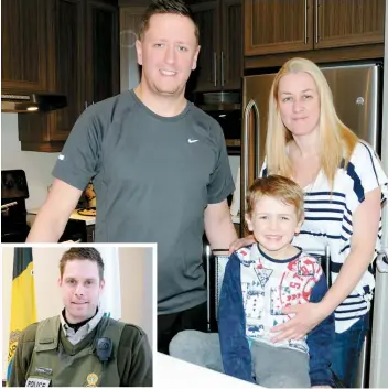  ??  ?? Benjamin Harton, 4 ans, en compagnie de ses parents, Patrick Harton et Anne-Marie Leblond. Son corps était rendu tout mou lorsque le policier a réussi à sortir le raisin qui était pris dans sa gorge. En mortaise, l’agent Samuel Duguay, de la Sûreté du...