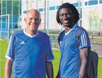  ?? FOTO: MANUEL SCHUST ?? Seinem Trainer Rainer Schulz hat Augustine Dacosta viel zu verdanken. Der 64-Jährige hat dem jungen Mann aus Gambia auch in Asylfragen geholfen. Von 2015 bis 2017 betreute Schulz die von ihm gegründete Flüchtling­smannschaf­t beim SC 04 Tuttlingen.