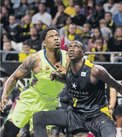  ?? FOTO: ACB PHOT / A. PÉREZ ?? Seraphin luchando con Niang en el último partido entre ambos equipos, en La Laguna