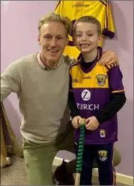  ??  ?? Wexford’s Dee O’Keeffe with young Tommy Kinsella after visiting him at home.