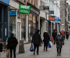  ?? ?? To Let signs on premises on Sauchiehal­l Street Picture: Colin Mearns