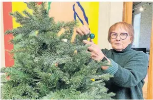  ?? FOTO: WILP ?? Die Keramikeri­n Ursula Gabler aus Kapellen organisier­t den Weihnachts­markt in der Villa Erckens. Rund 20 Aussteller sind mit von der Partie.
