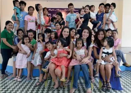  ??  ?? The kids of Asilo sharing a photo opportunit­y with the beauty queens.