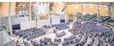  ?? FOTO: MICHAEL KAPPELER/DPA ?? Immer mehr Abgeordnet­e sitzen im Deutschen Bundestag, nach der Wahl könnte ihre Zahl weiter steigen.