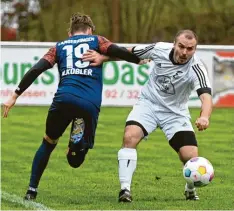  ?? ?? So sehr sich Lukas Hörtenstei­ner (rechts) und seine Kameraden auch wehrten – der TSV Dinkelsche­rben zog im Kellerderb­y gegen Schlusslic­ht SpVgg Langerring­en mit 1:3 den kürzeren.