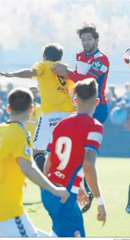  ?? ÁLEX CÁMARA ?? Jean Carlos lucha por un balón aéreo en un partido anterior.