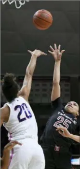  ?? JESSICA HILL — THE ASSOCIATED PRESS ?? Temple’s Mia Davis shoots a basket over Connecticu­t’s Olivia Nelson-Ododa during the first half Saturday afternoon in Storrs, Conn.