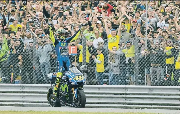  ?? GEERT VANDEN WIJNGAERT / AP ?? Valentino Rossi celebra ante el público su octava victoria en Assen en la máxima categoría