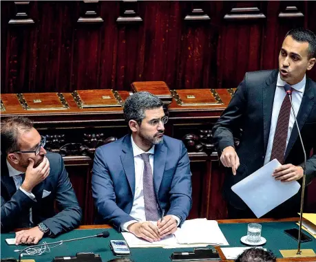  ??  ?? In Aula Sopra, da sinistra, i ministri di M5S Alfonso Bonafede, 42 anni, Riccardo Fraccaro, 37, e Luigi Di Maio, 31, giovedì alla Camera