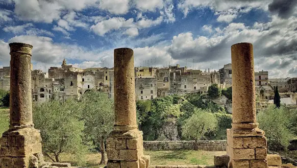  ??  ?? Vecchia Nella foto di Pietro Amendolara una veduta della parte antica di Gravina in Puglia. Un luogo dove la vita sembra essersi fermata pronta a diventare a storia