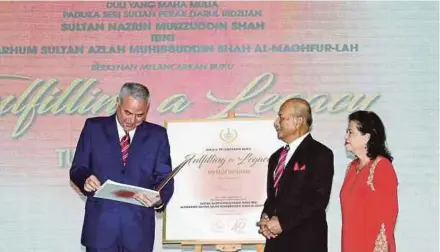  ?? PIC BY EIZAIRI SHAMSUDIN ?? Sultan of Perak Sultan Nazrin Muizzuddin Shah (left) launching the book, ‘Fulfilling A Legacy’, in Kuala Lumpur yesterday. With him are Tun Razak Foundation chairman Tun Hanif Omar and the author, Shahreen Kamaluddin.
