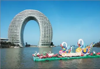  ?? GAO ERQIANG / CHINA DAILY ?? The Huzhou Sheraton Hotel, also known as the Moon Hotel, stands in the middle of Moon Bay on the south bank of Lake Taihu.