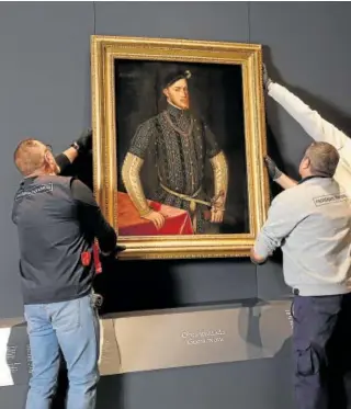  ?? // FOTOS: ERNESTO AGUDO ?? Instalació­n del retrato de Felipe II pintado por Moro