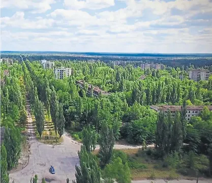  ?? ORF ?? Im Vordergrun­d die verlassene Stadt Prypjat, im Hintergrun­d der Unglücksre­aktor von Tschernoby­l.