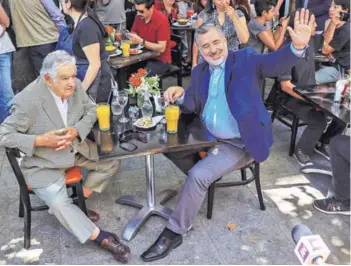  ??  ?? ► El ex presidente de Uruguay, José Mujica, junto a Guillier ayer en el Paseo Bulnes.