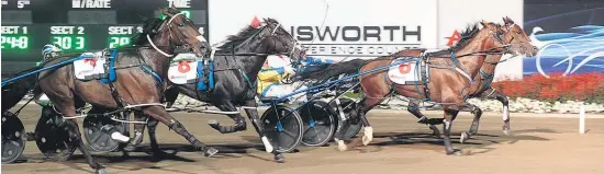  ??  ?? Lennythesh­ark (6) outpaces Smolda and Lazarus (8) in the A$750k Miracle Mile at Menangle on Saturday night.