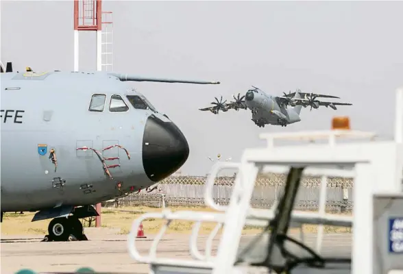  ?? BUNDESWEHR / EFE ?? Avions A400M de l’exèrcit alemany, que utilitza l’aeroport de Taixkent (Uzbekistan), en ruta a Kabul, per a les evacuacion­s