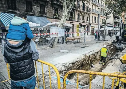  ?? LLIBERT TEIXIDÓ ?? Terrasses i, des de fa uns dies, obres: el paisatge caracterís­tic de la vorera del passeig Joan de Borbó