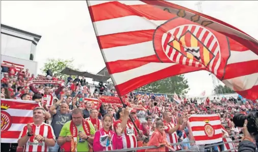  ??  ?? AFICIÓN. El Girona ya prepara el viaje de su hinchada a Estados Unidos.