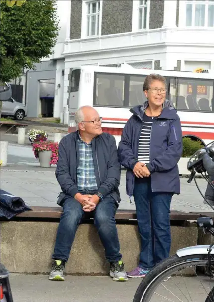  ??  ?? Unni og Rolf Gradert hadde møtt opp på brygga i Farsund sentrum for å gi turistene et smil når de kom i land. De slo også av en prat med flere.