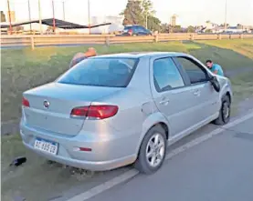  ??  ?? Abandonado. El sospechoso dejó el auto y escapó con lo puesto.