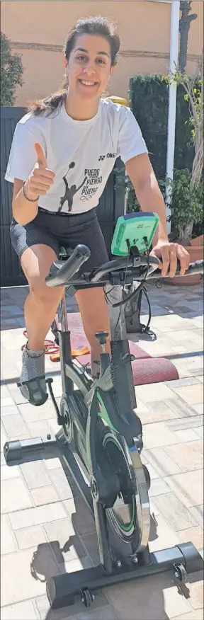 ??  ?? Carolina Marín, en casa de su madre en Huelva con una bici estática.