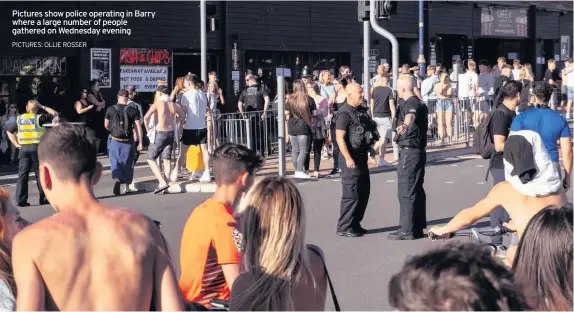  ?? PICTURES: OLLIE ROSSER ?? Pictures show police operating in Barry where a large number of people gathered on Wednesday evening